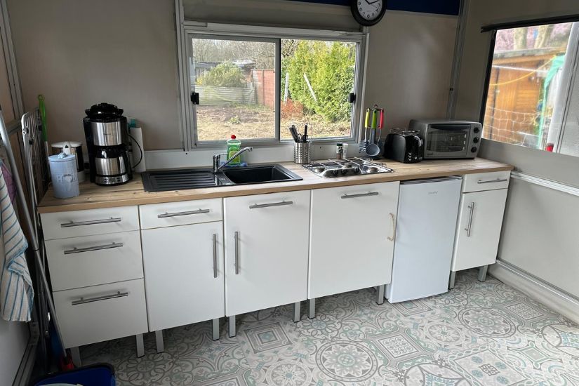 Campingplatz Beckmann in Nordholz: Miet-Caravan, Innenansicht im Vorzelt mit Küche